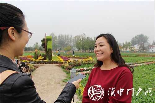 游虹彩 訪游客 門(mén)戶君傳遞正能量！