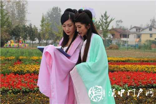 游虹彩 訪游客 門(mén)戶君傳遞正能量！