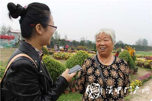 游虹彩 訪游客 門(mén)戶君傳遞正能量！