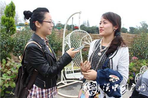游虹彩 訪游客 門(mén)戶君傳遞正能量！