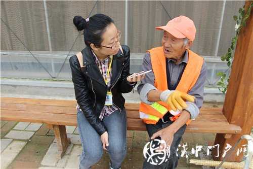 游虹彩 訪游客 門(mén)戶君傳遞正能量！