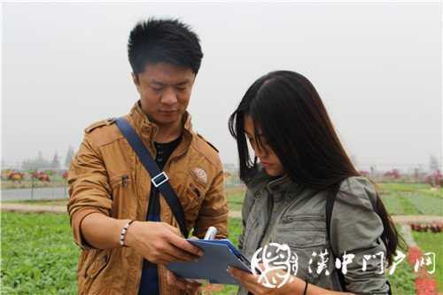 游虹彩 訪游客 門(mén)戶君傳遞正能量！