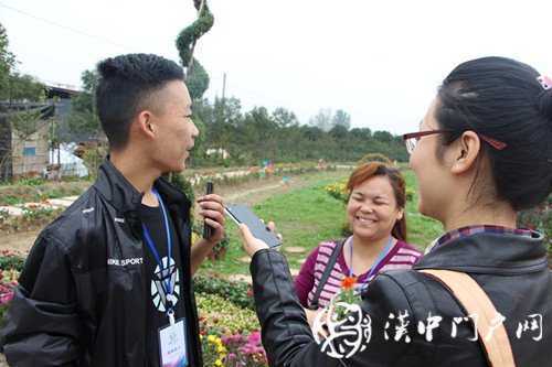 游虹彩 訪游客 門(mén)戶君傳遞正能量！