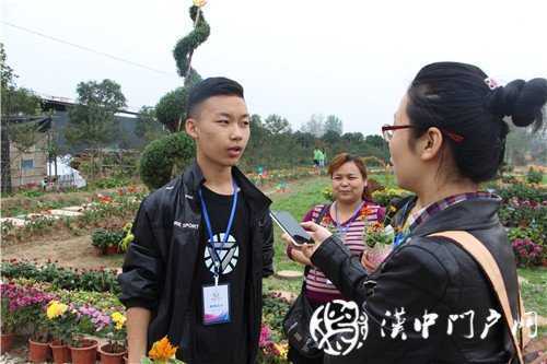 游虹彩 訪游客 門(mén)戶君傳遞正能量！