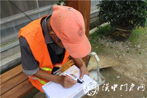 游虹彩 訪游客 門(mén)戶君傳遞正能量！