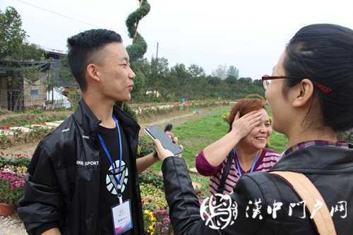 游虹彩 訪游客 門(mén)戶君傳遞正能量！