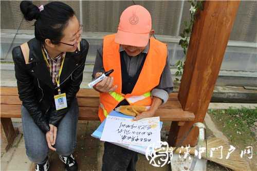 游虹彩 訪游客 門(mén)戶君傳遞正能量！