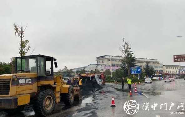 贊！拉煤車側(cè)翻 交警緊急救援 4個小時“還原”路面
