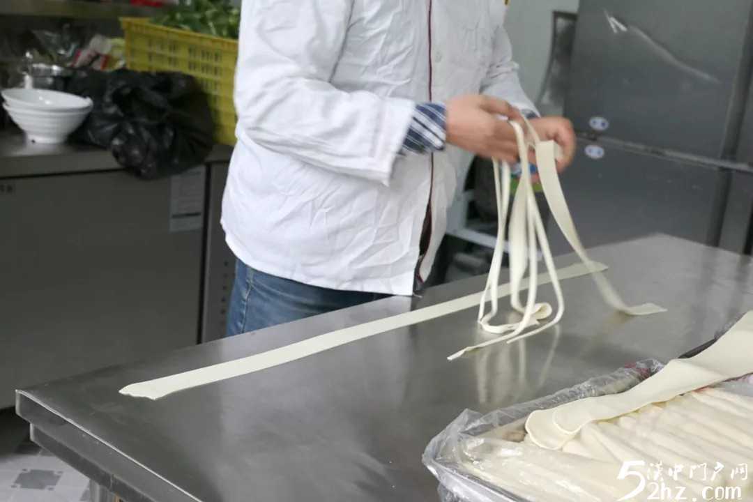 古鎮(zhèn)里的草帽面館，還藏著這樣的故事！
