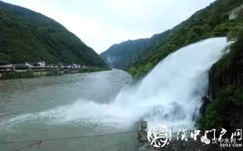 漢中石門水庫(kù)開閘泄洪，場(chǎng)面壯觀！