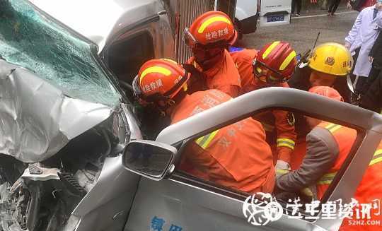 鎮(zhèn)巴210國道兩車相撞2人被困，消防緊急救援