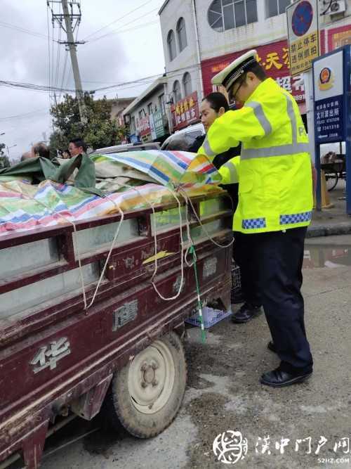 賣桔途中車壞了，一車桔子被撂馬路中央，民警趕忙幫轉(zhuǎn)移