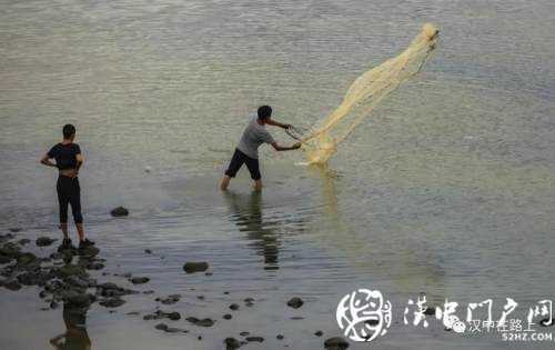 汛期漢中三號橋河灘撈魚，真的沒有危險(xiǎn)嗎？
