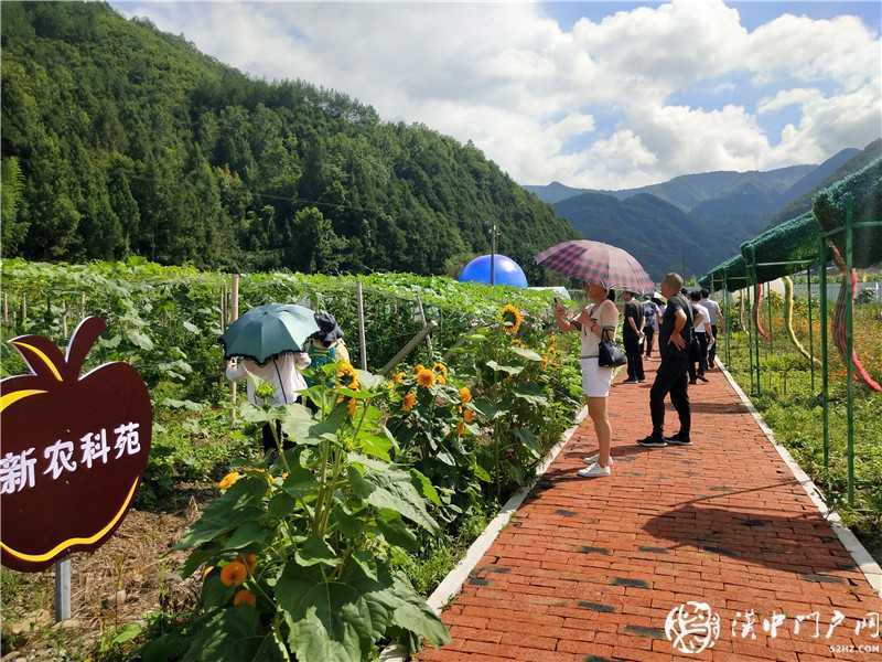  揚百年榮光·看紅色天漢 ——網(wǎng)絡(luò)媒體重走紅軍路主題采訪走進(jìn)鎮(zhèn)巴縣黎壩鎮(zhèn)