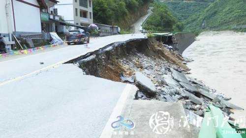 略陽(yáng)多條道路塌方中斷，交通部門緊急搶修保暢通！
