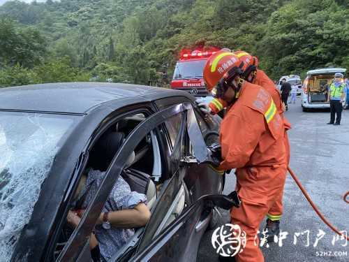 小轎車和大掛車迎面相撞，司機被困駕駛室，消防急救援
