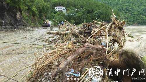 略陽(yáng)多條道路塌方中斷，交通部門緊急搶修保暢通！