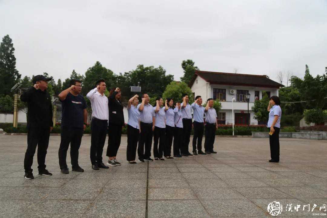 漢中市新媒體協(xié)會聯(lián)合郵儲銀行南鄭支行開展黨史學習主題黨日+活動