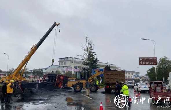 贊！拉煤車側(cè)翻 交警緊急救援 4個小時“還原”路面