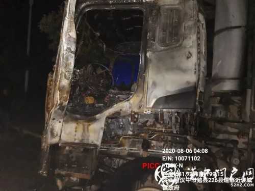 因輪胎著火，大貨車凌晨四點(diǎn)發(fā)生自燃