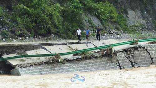 略陽(yáng)多條道路塌方中斷，交通部門緊急搶修保暢通！