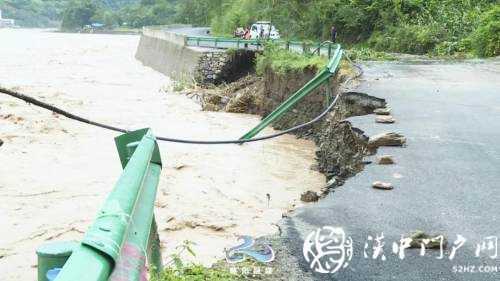 略陽(yáng)多條道路塌方中斷，交通部門緊急搶修保暢通！