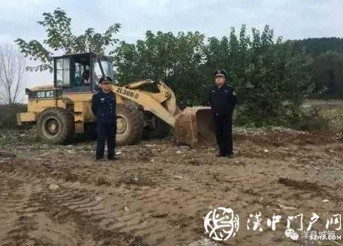 洋縣一土方運(yùn)輸車擅自傾倒建筑垃圾，渣土辦當(dāng)即叫停