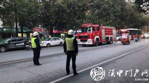 巡邏路上遇起火，漢中交警全力協(xié)助消防人員撲滅火情