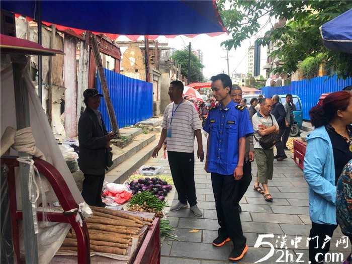 漢臺(tái)區(qū)東關(guān)街道辦事處部門聯(lián)動(dòng)清理危房待拆區(qū)攤點(diǎn)，消除安全隱患