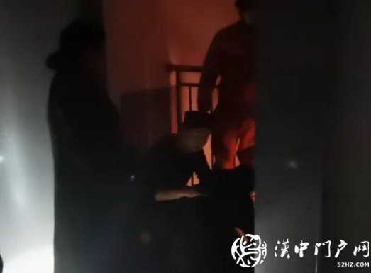 西鄉(xiāng)男子欲跳樓，消防一把拽住其胳膊！