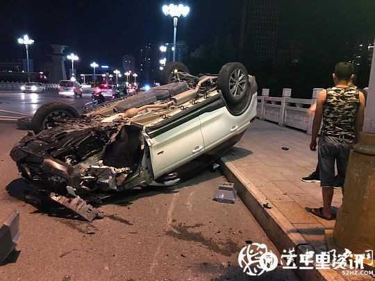 二號橋上一轎車出事故仰翻，無人員傷亡