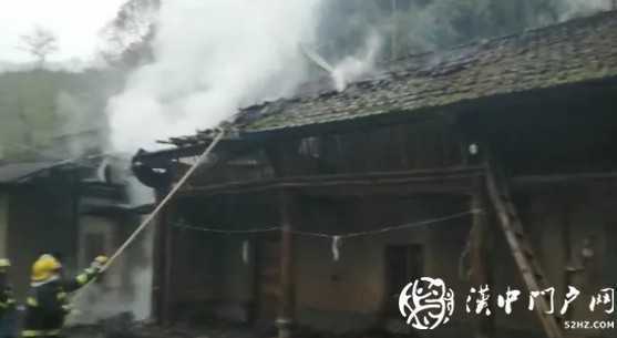 漢中2處房屋著火，消防員緊急救援