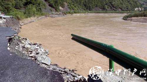 保暢通！略陽交通部門積極搶修水毀道路