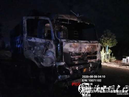 因輪胎著火，大貨車凌晨四點(diǎn)發(fā)生自燃