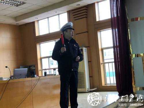 今天，交警為外賣小哥點了份“交通安全餐”