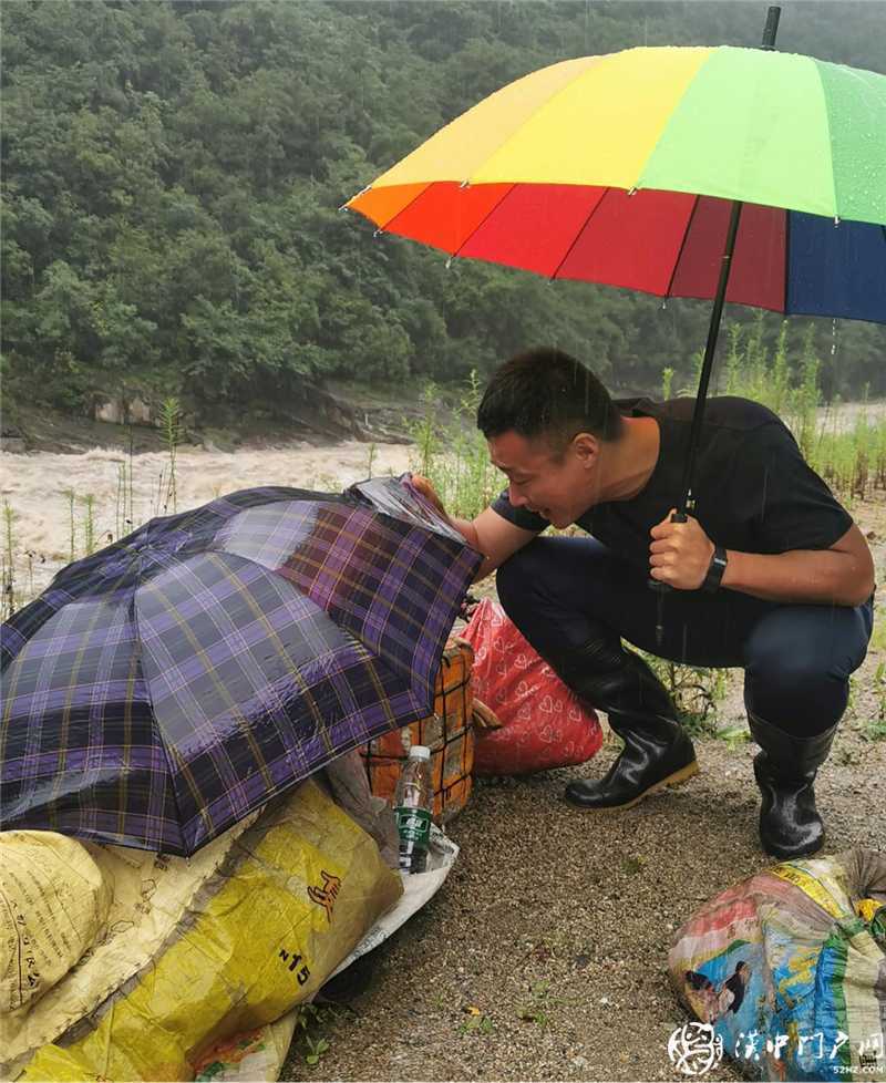 流浪老人被困暴雨中，鎮(zhèn)村干部施救解危難 ——碑壩鎮(zhèn)“五個大走訪、辦好民生事”黨史學(xué)習(xí)教育實踐活動紀(jì)實