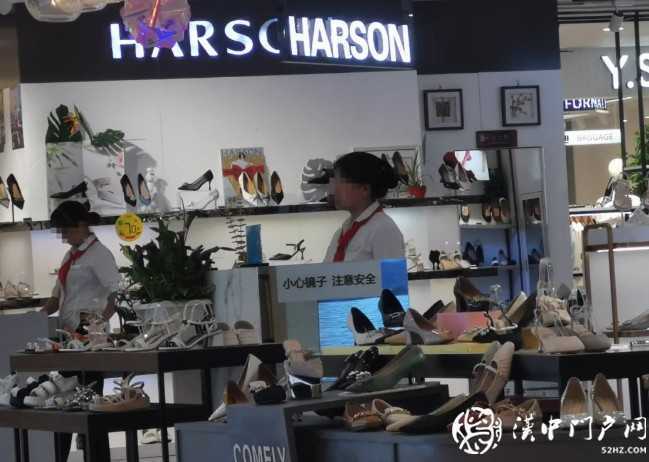 漢中一商場內(nèi)促銷人員佩戴紅領巾？團中央早有規(guī)定，不容濫用！