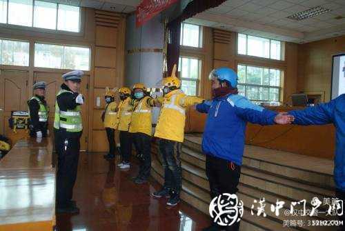 今天，交警為外賣小哥點了份“交通安全餐”