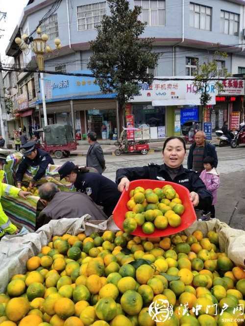 賣桔途中車壞了，一車桔子被撂馬路中央，民警趕忙幫轉(zhuǎn)移