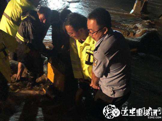銀昆高速留壩段一處道路被水毀，多部門聯(lián)合搶險(xiǎn)
