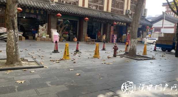 【曝光】利用禁停錐桶做文章，漢中這家醫(yī)院的小廣告一夜布滿幾條街！