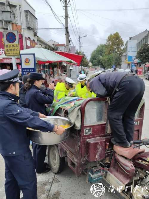 賣桔途中車壞了，一車桔子被撂馬路中央，民警趕忙幫轉(zhuǎn)移