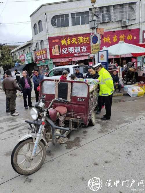 賣桔途中車壞了，一車桔子被撂馬路中央，民警趕忙幫轉(zhuǎn)移