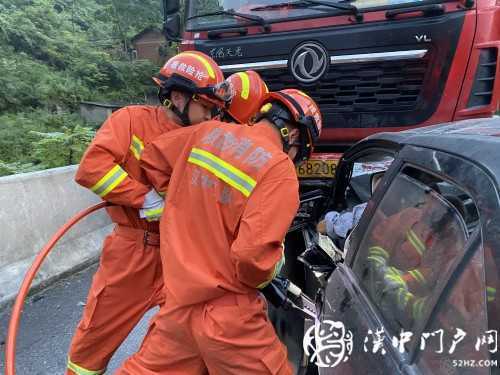 小轎車和大掛車迎面相撞，司機被困駕駛室，消防急救援
