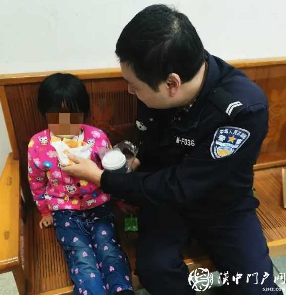 端水喂飯、公主抱！漢中公安“民警奶爸”太暖心！