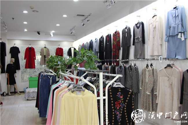 運(yùn)達(dá)九龍商城負(fù)一樓商戶對(duì)運(yùn)達(dá)批發(fā)市場(chǎng)感謝贈(zèng)旗！