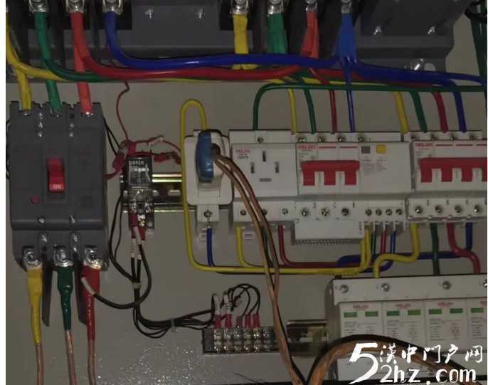 電梯突然下墜！西安一小區(qū)有人樓頂燒烤 私接機(jī)房電線