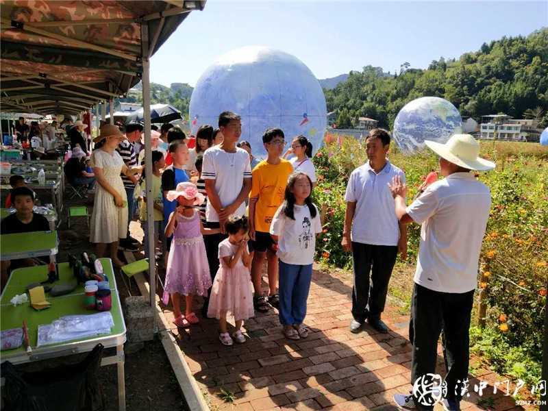  揚百年榮光·看紅色天漢 ——網(wǎng)絡(luò)媒體重走紅軍路主題采訪走進(jìn)鎮(zhèn)巴縣黎壩鎮(zhèn)
