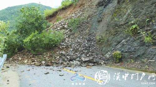 略陽(yáng)多條道路塌方中斷，交通部門緊急搶修保暢通！