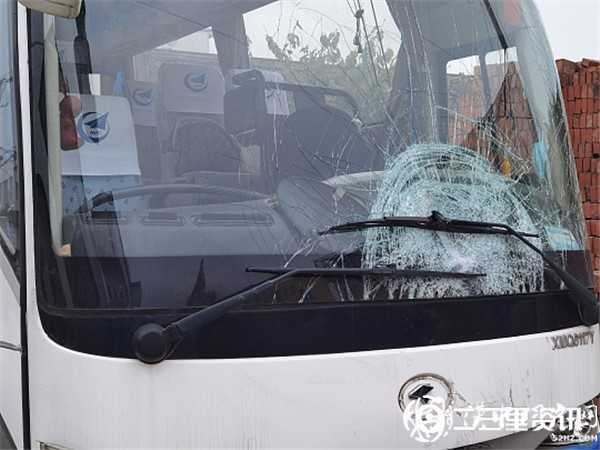 陜飛公司通勤車撞上騎電動(dòng)車上學(xué)母女倆，致兩人不幸身亡